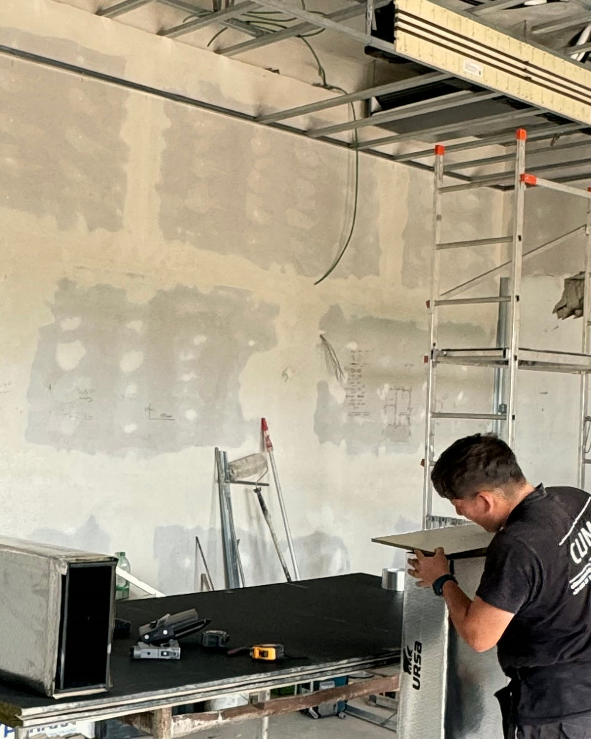 Fabricación de conducto de panel autoportante en obra, con la estructura de falso techo ya replanteada.
