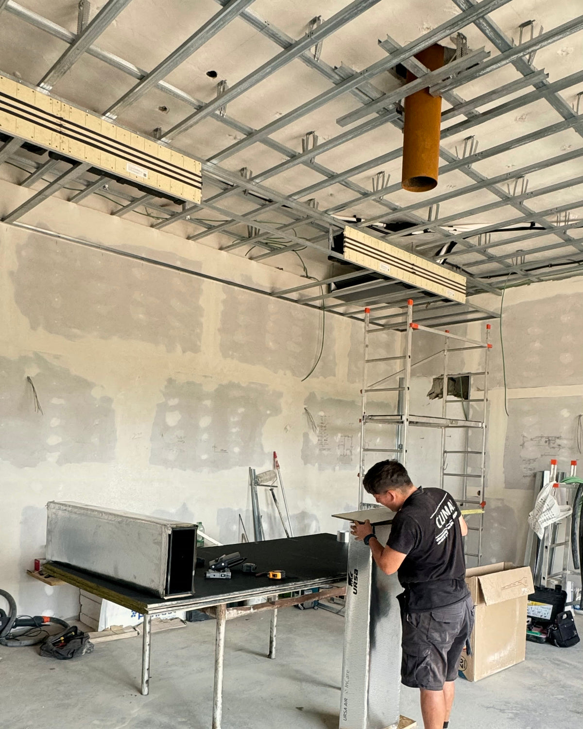 Montaje de conductos de panel autoportante sobre estructura de falso techo durante la ejecución de la instalación.