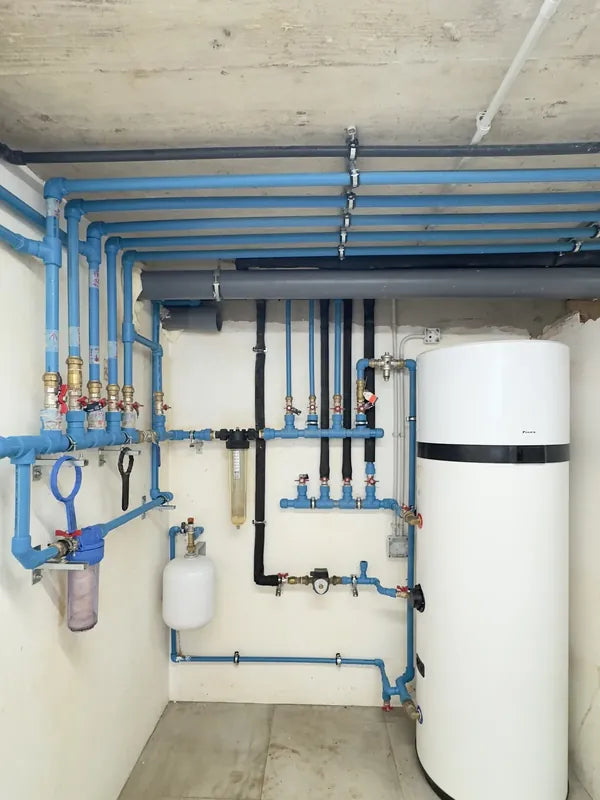 Instalacion de fontaneria y acumulador de agua caliente sanitaria