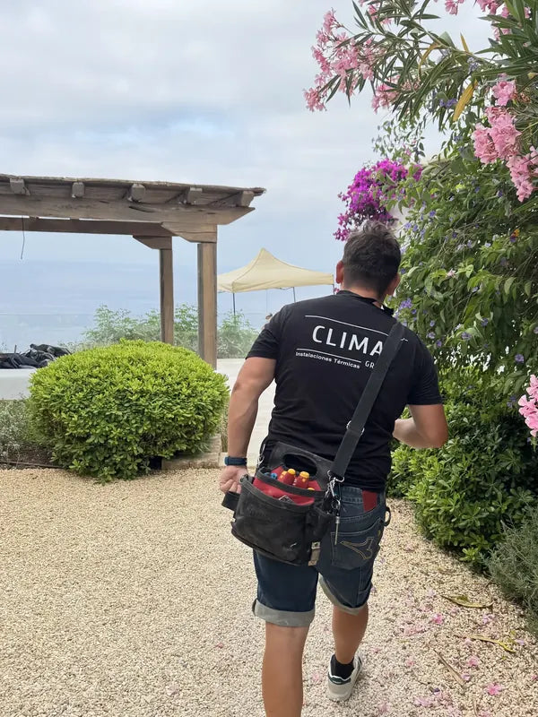 Tecnico de Climai Group en una vivienda de Ibiza