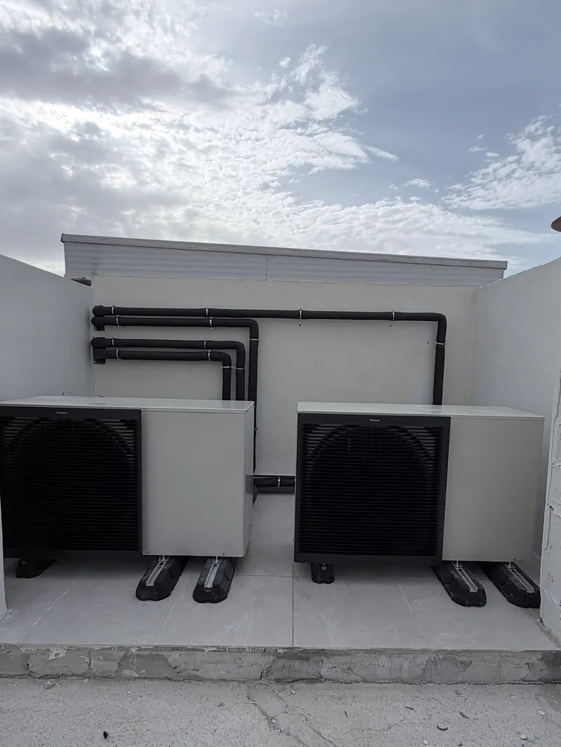 Dos bombas de calor de aerotermia monobloc instaladas en cubierta en Ibiza