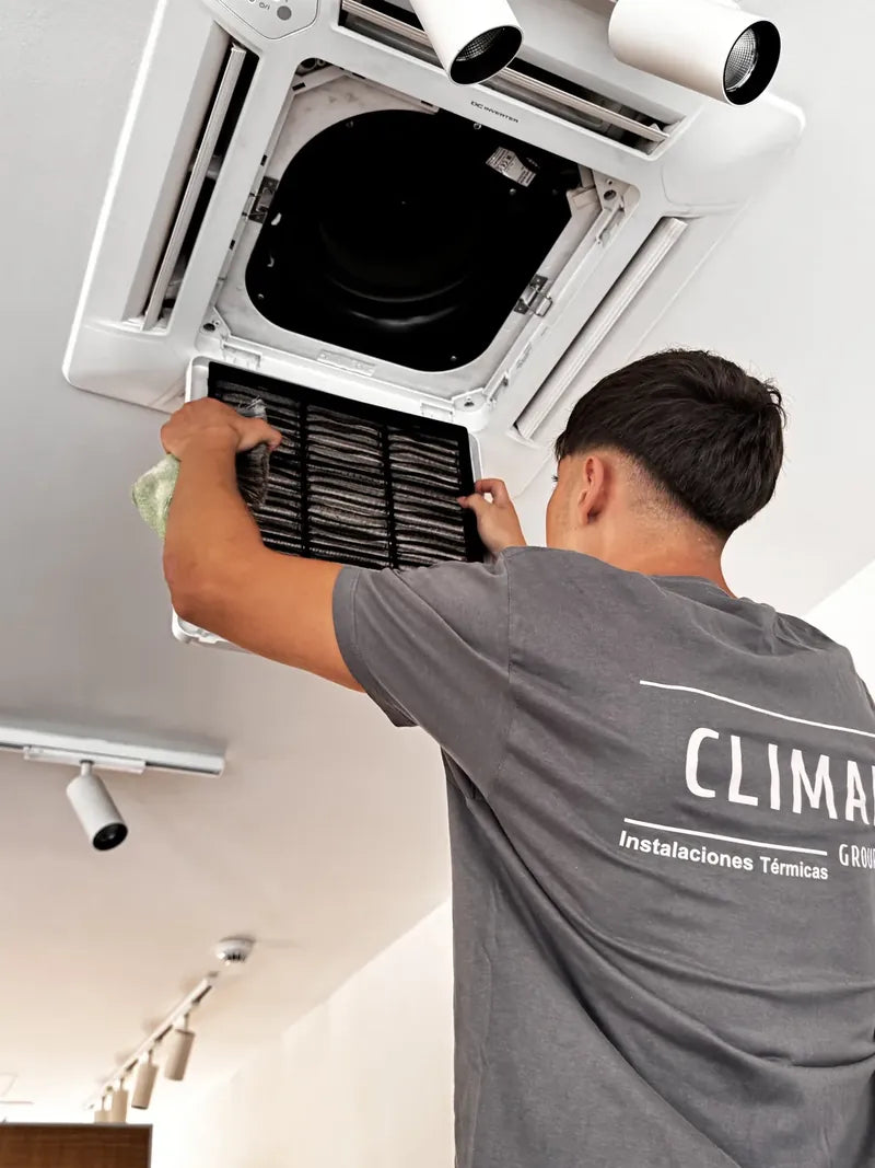 Tecnico de Climai Group instalando un cassette de techo