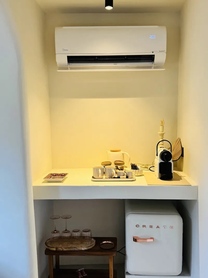 Split de pared instalado en hornacina encalada de una vivienda de Ibiza