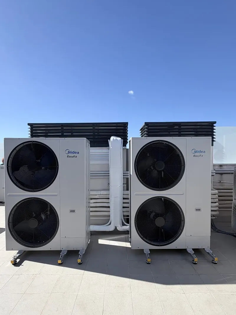 Dos unidades exteriores VRF Midea EasyFit instaladas en cubierta en Ibiza