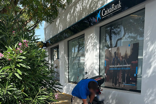 Técnico de Climai Group junto a la unidad condensadora Hitachi embalada, en la acera de la oficina CaixaBank de Carrer d'Atzaró, Eivissa
