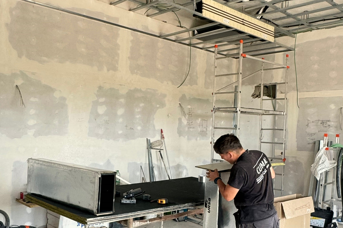 Fabricación de conducto de panel autoportante en obra, con la estructura de falso techo ya replanteada.