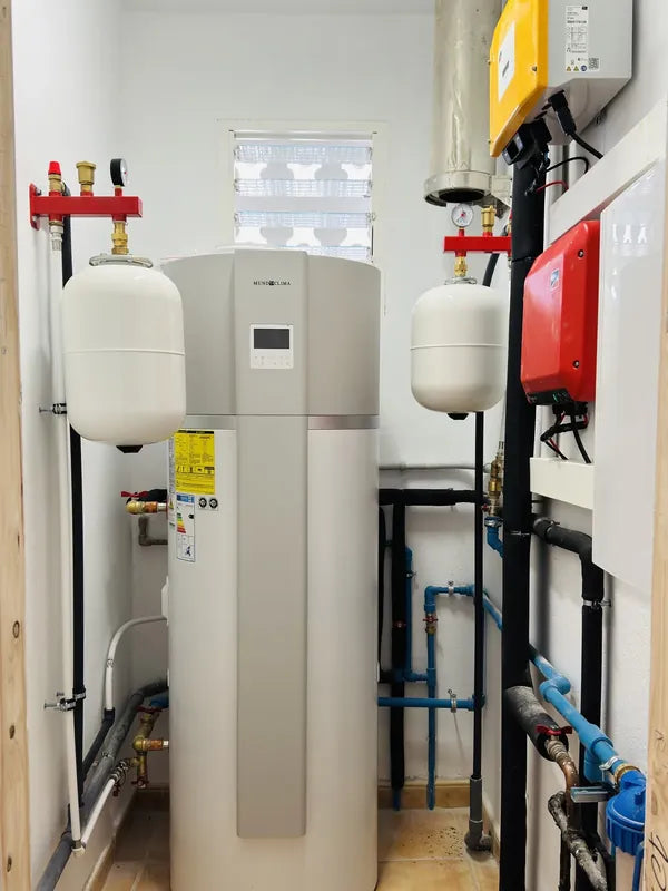 Sala tecnica con acumulador de ACS y aerotermia